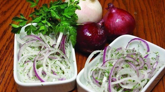 Быстрый рецепт маринованного лука: как лучше мариновать лук в уксусе к шашлыку и для салатов
