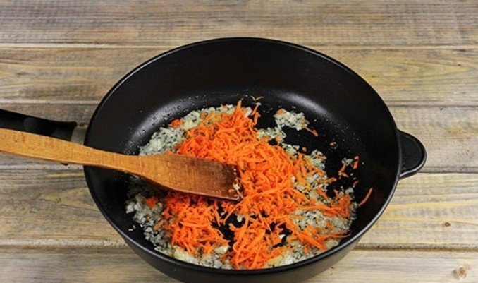 Лук с морковью обжаренный на сковородке в суп
